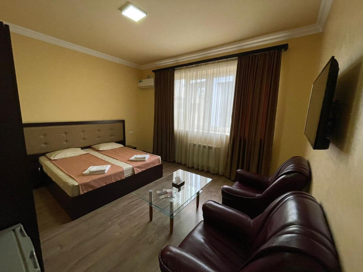 MBM Hotel Jerevan Buitenkant foto